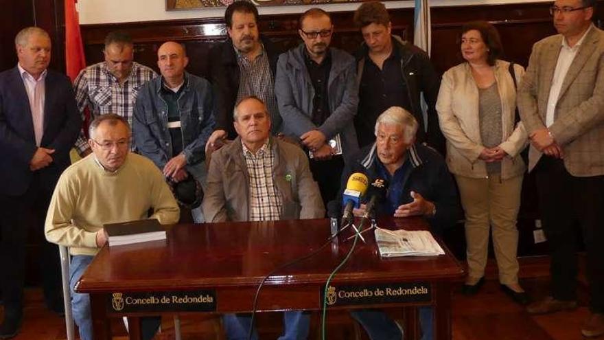 Manifestación en Chapela  |  Casi una treintena de colectivos sociales, vecinales, culturales o deportivos de Redondela anunciaron ayer que secundarán la manifestación para &quot;solidarizarse&quot; con las reivindicaciones de la plantilla de Pescanova. La marcha, a la que acudirá la corporación municipal (según el alcalde Javier Bas, a la derecha en la foto) partirá el viernes a las 20.00 horas del lugar de As Catro Pontes.