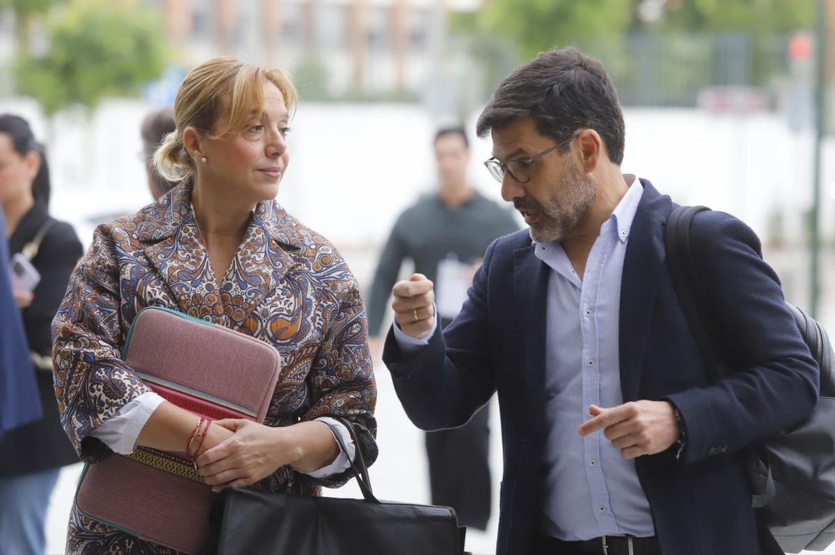 Jesús León, junto a su abogada en la llagada a una sesión del juicio.