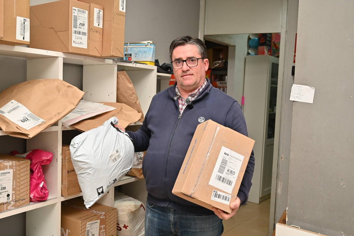 Jose Ramón Chaves en su estanco de la calle Juan Sebastián ElCano