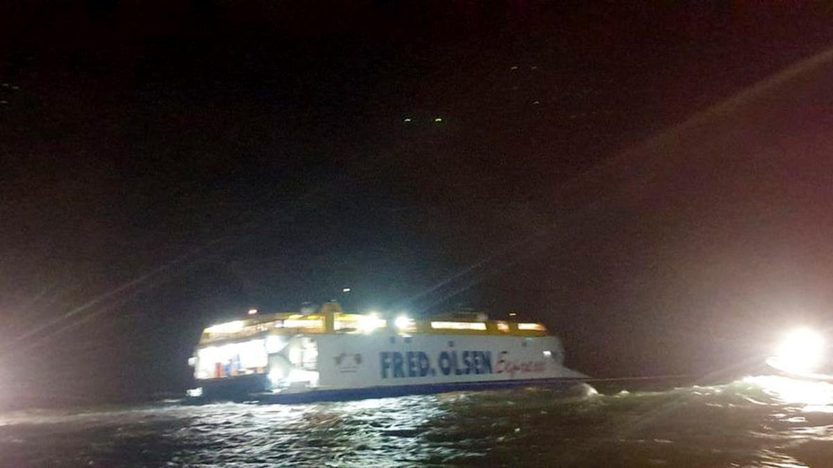 Un barco de Fred Olsen encalla en Agaete