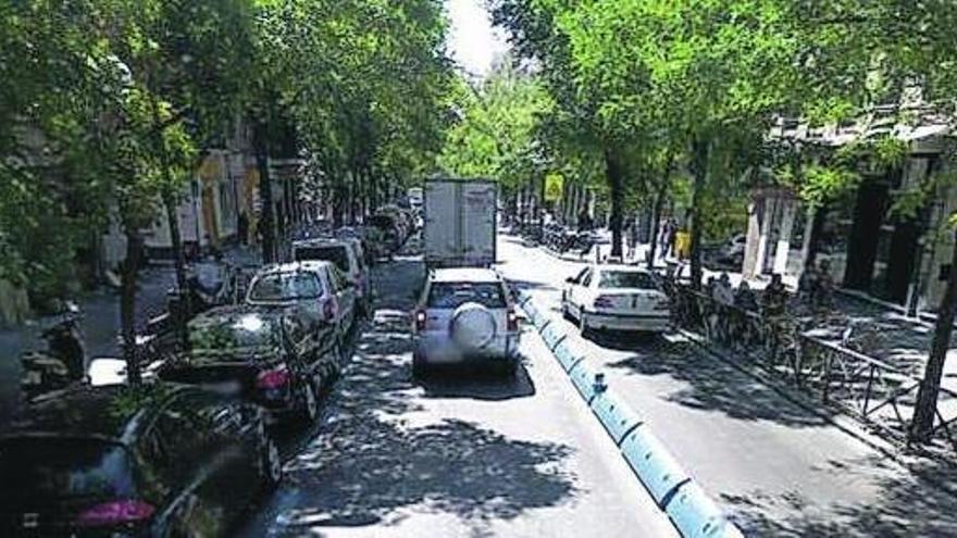 Carril bus de la calle Guzmán el Bueno, en el barrio madrileño de Moncloa. / la opinión