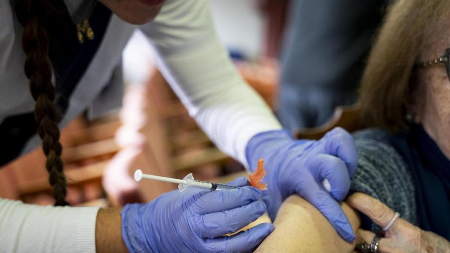 El SES vacunará contra la gripe y el covid este jueves por la tarde y sin cita en diez centros de salud