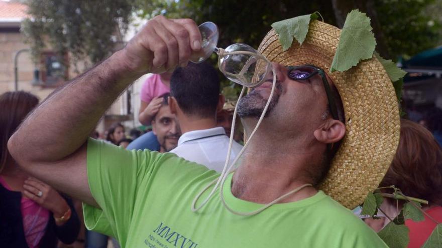 Un de los visitantes de la fiesta degustando un caldo. // N. Parga