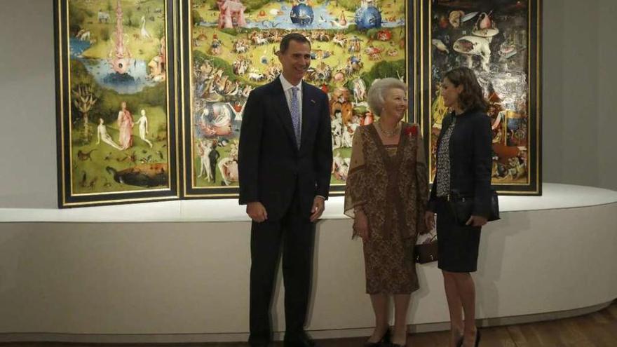 Los Reyes y la princesa de Holanda conversan ante &quot;El jardín de las delicias&quot;. // Efe