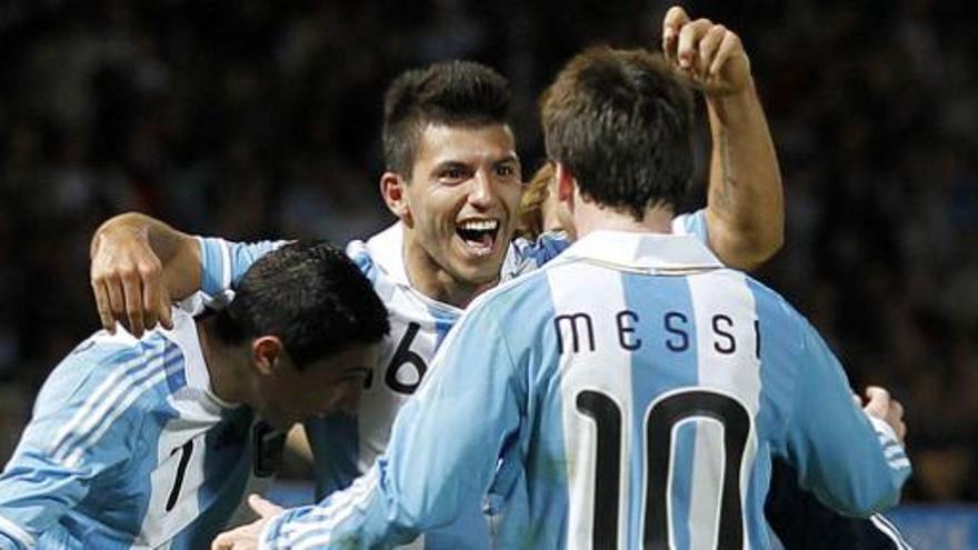 Kun y Messi celebran un gol.