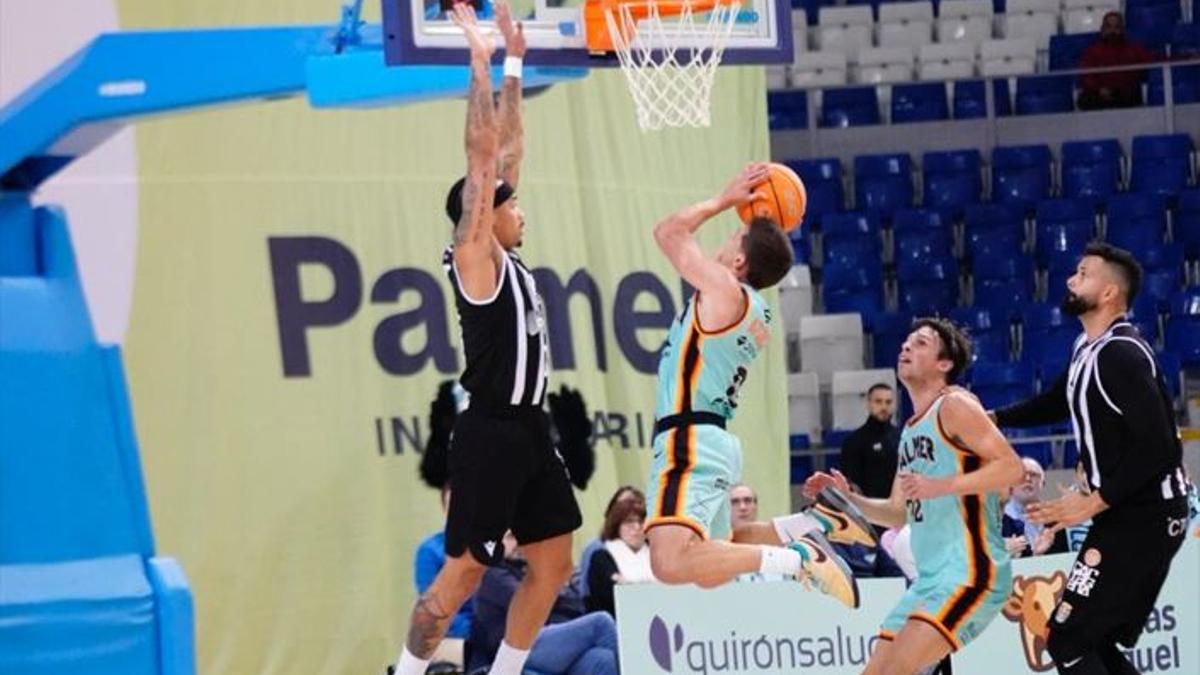 Imagen del duelo disputado en Son Moix entre el Palmer y el Cartagena.