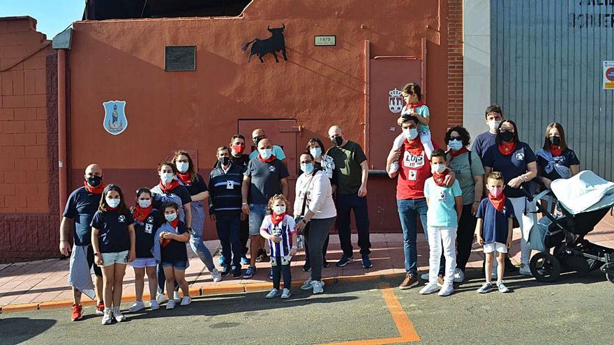 Un grupo de amigos a las puertas del toril. / E. P.