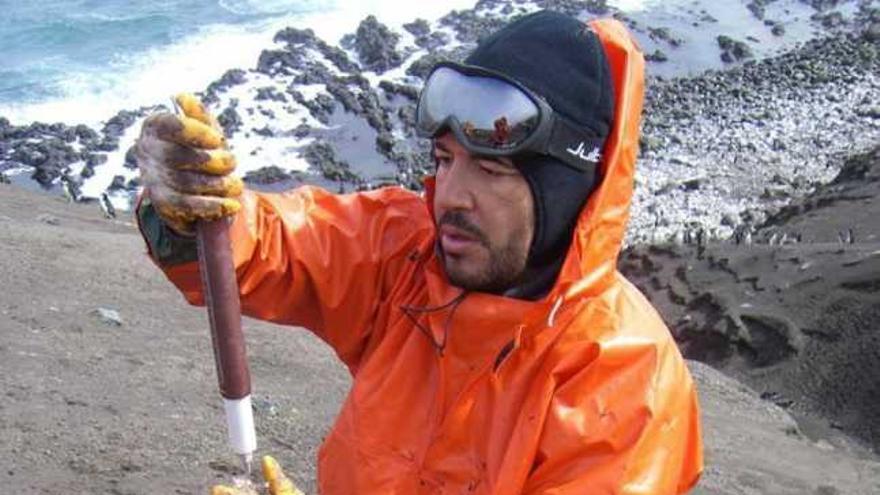 Miguel Motas Guzmán, en otra expedición a la Antártida.