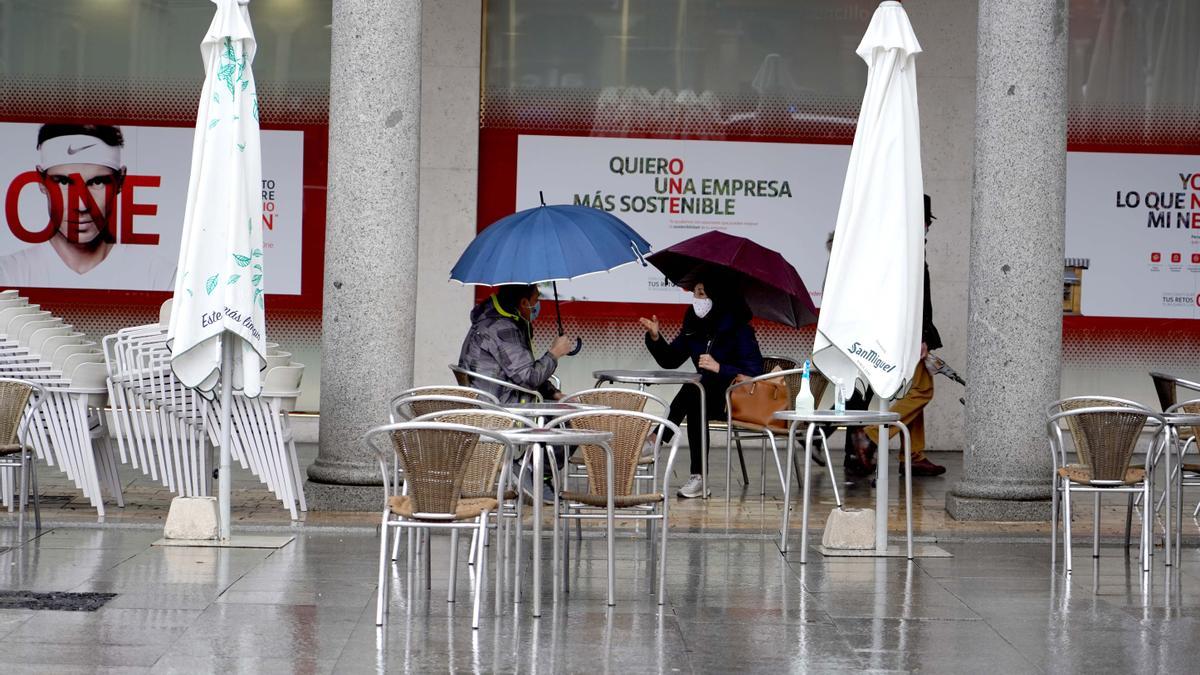 Dos personas en una terraza de la Plaza Mayor de Valladolid.