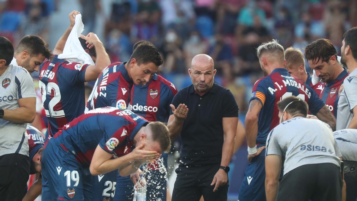 Paco López, dando instrucciones en una pausa