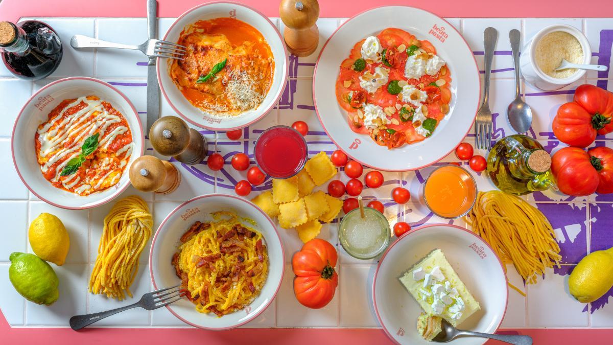 Varios de los platos de Beata Pasta Caleido, la nueva apertura con la que la marca lleva su propuesta de pasta fresca a un formato más ágil y desenfadado.