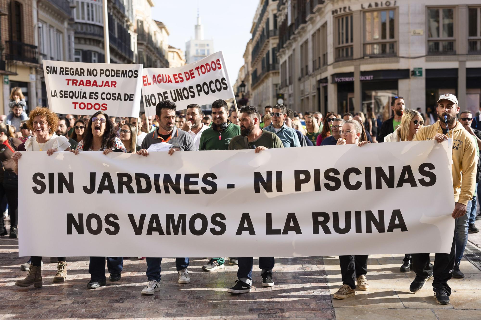 Manifestación de diferentes empresas y autónomos que se dedican a la jardinería y mantenimiento de piscinas privadas contra el reparto discriminatorio de los recursos hídricos, en Málaga. 
