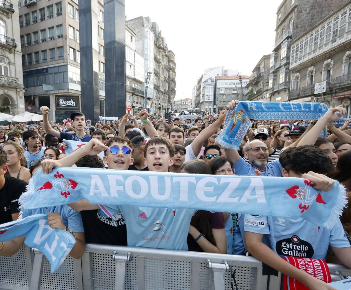 Aficionados celestes durante el acto celebrado ayer en Porta do Sol. | MARTA G.BREA