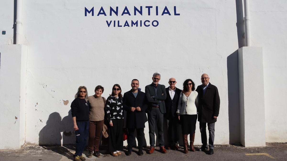 Autoritats i responsables de la Fundació Manantial, durant la visita efectuada als recursos que gestiona aquesta entitat de caràcter social i sanitari.