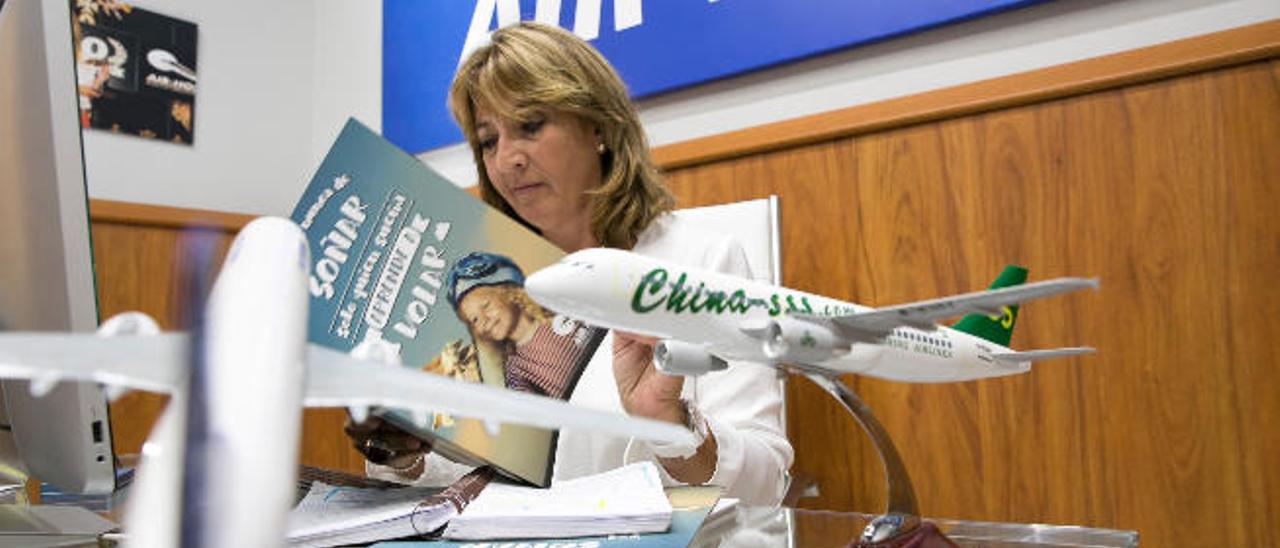 Magdalena Palomares en su escuela de formación de auxiliares de vuelo.