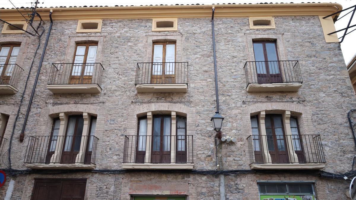 Façana rehabilitada de l'edifici del carrer Bisbe Valls