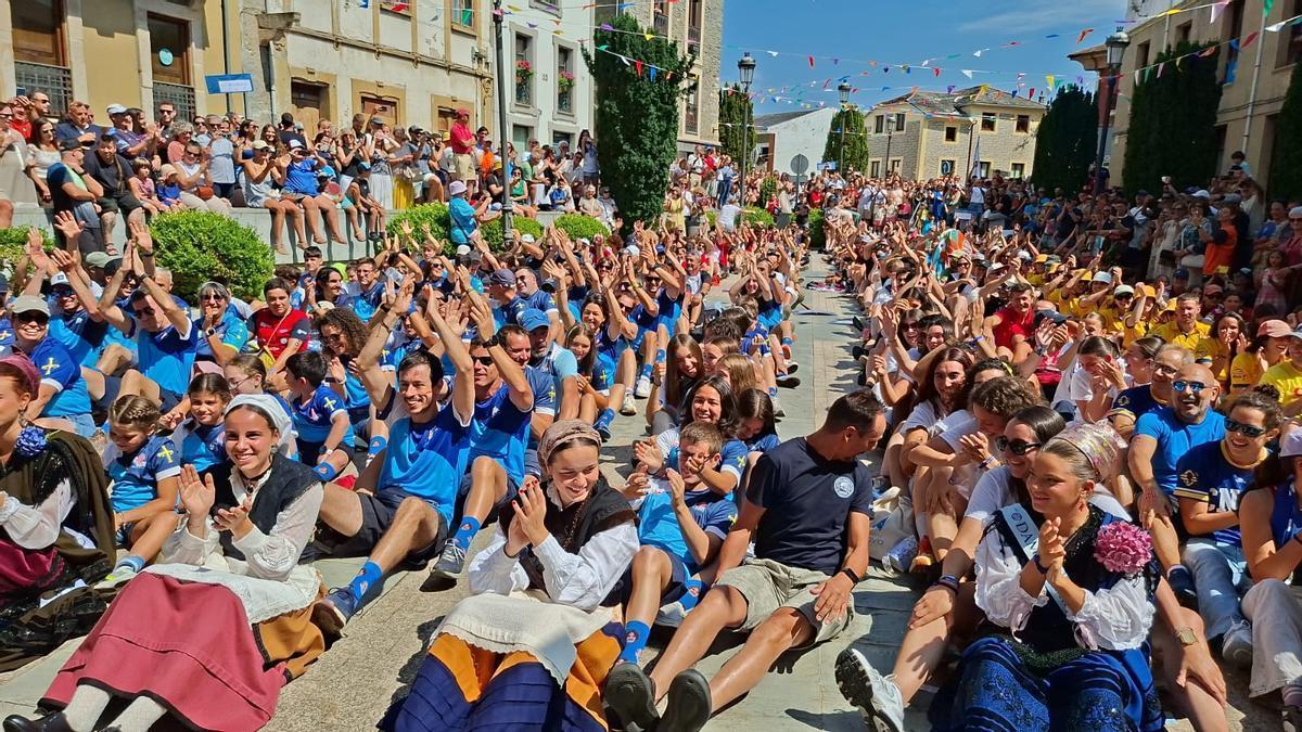 VÍDEO: La fiesta del Descenso llena Navia: "El ambiente es impresionante"