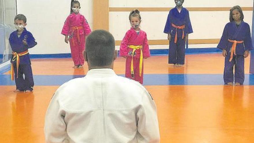 Un grupo de jóvenes judokas, con mascarilla.