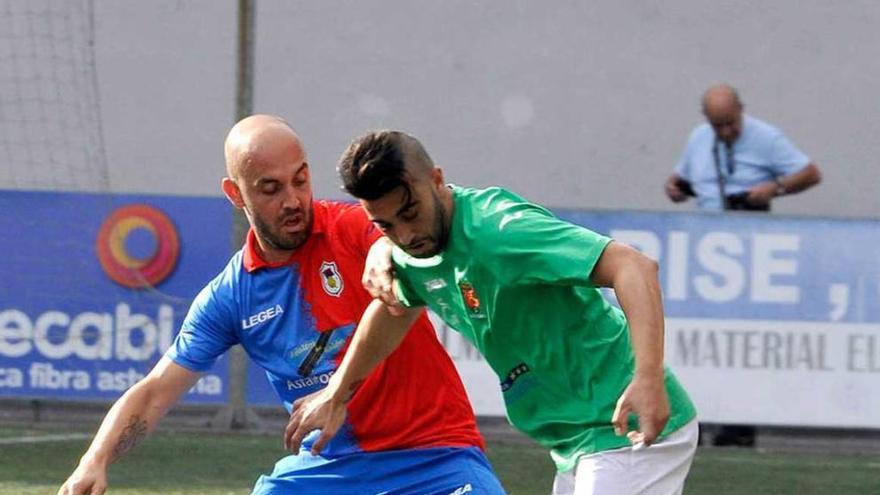 Dani López pugna con Cristian en el duelo de Copa Federación disputado en Ganzábal.