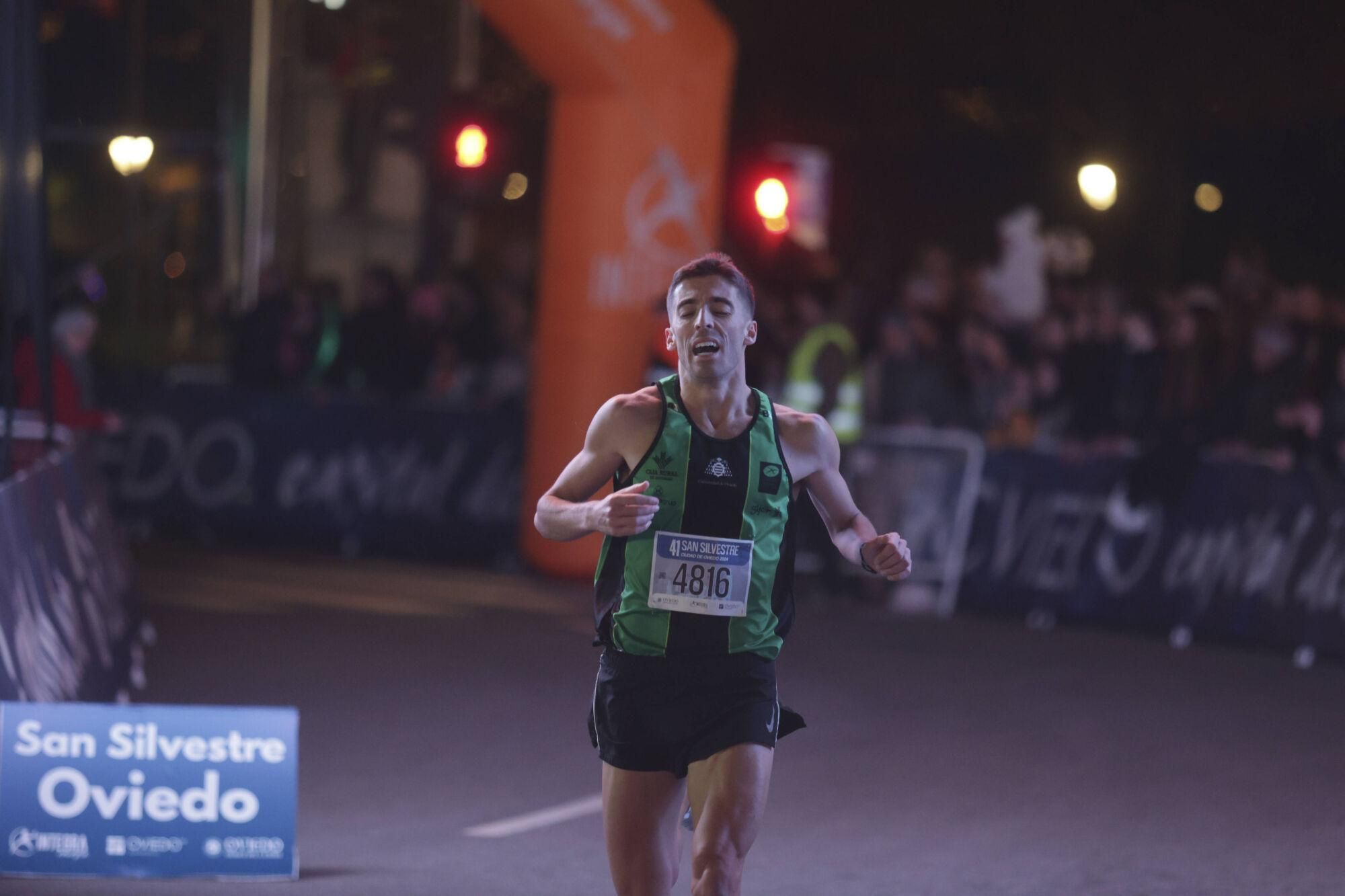 EN IMÁGENES: Alejandro Onís y Mariam Benkert saltan del segundo al primer puesto en la San Silvestre de Oviedo