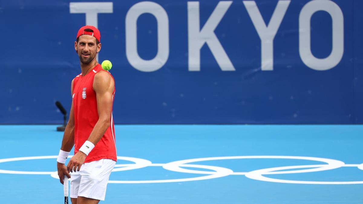 Djokovic durante el entrenamiento en Tokio.