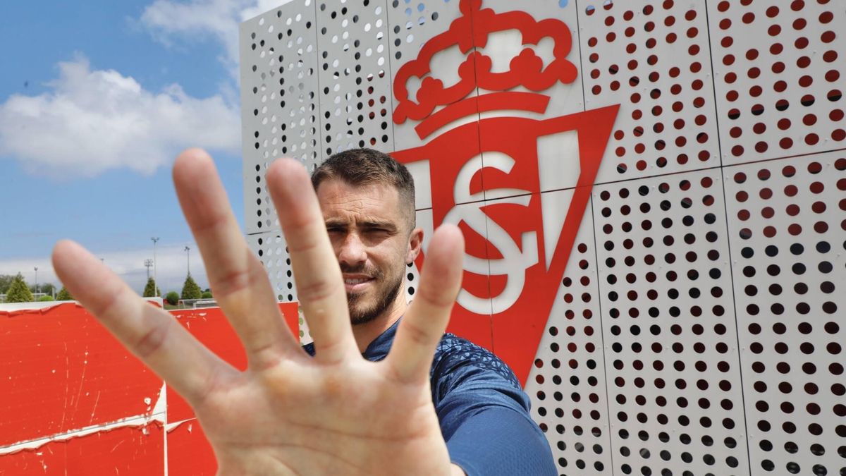 Rubén Yáñez, posando ayer en Mareo para LA NUEVA ESPAÑA ante un escudo del Sporting.