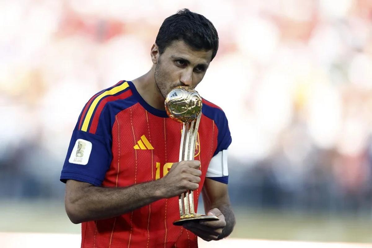 Rodri con el trofeo al mejor jugador del Mundial 2026 tras la final contra Argentina.