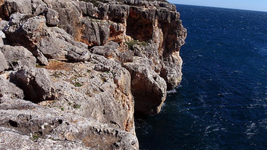 La costumbre de lanzarse desde las rocas en Cala Varques