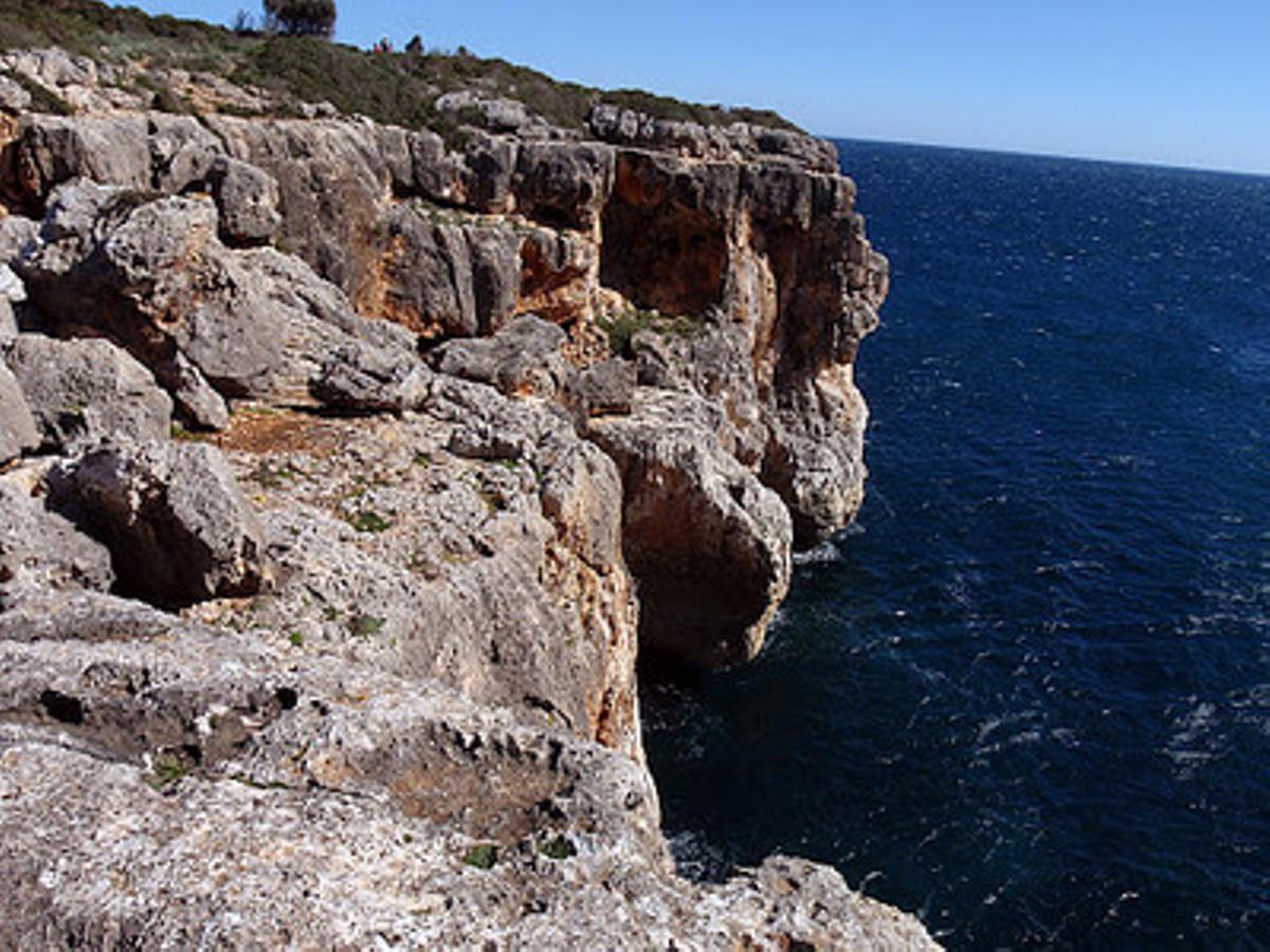 La costumbre de lanzarse desde las rocas en Cala Varques
