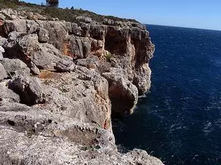 Un joven turista muere al saltar desde las rocas en Cala Varques