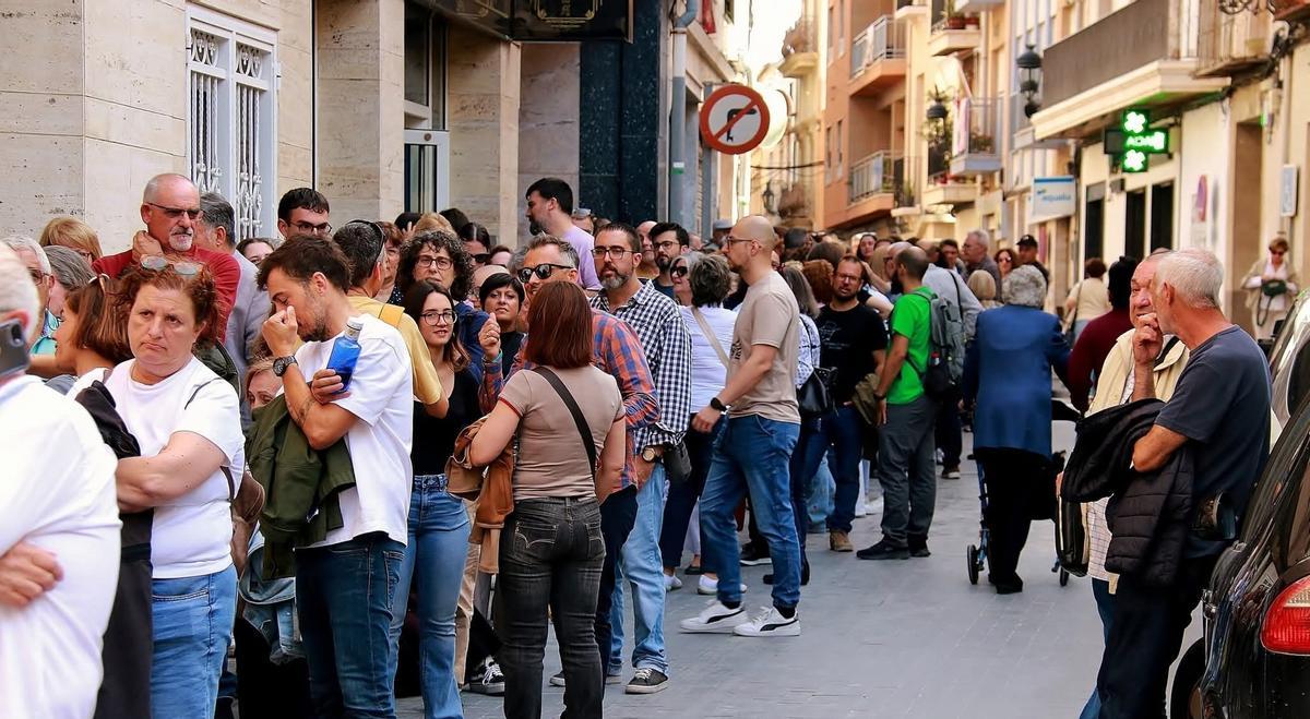 Cola de asistentes para entrar a la Casa de Cultura para escuchar la conferencia