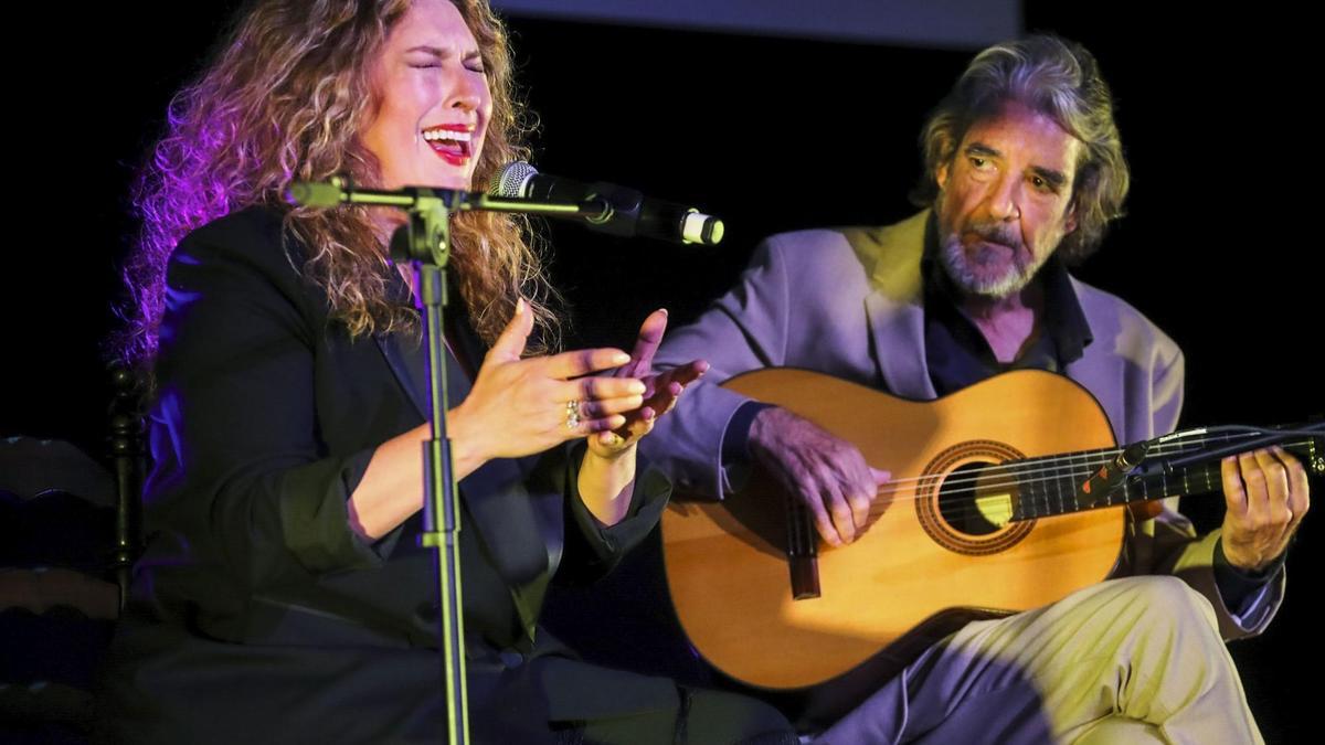 La cantaora Estrella Morente y el guitarrista Rafael Riqueni durante la presentación en Madrid de su nuevo disco &#039;Estrella y Rafael&#039;.