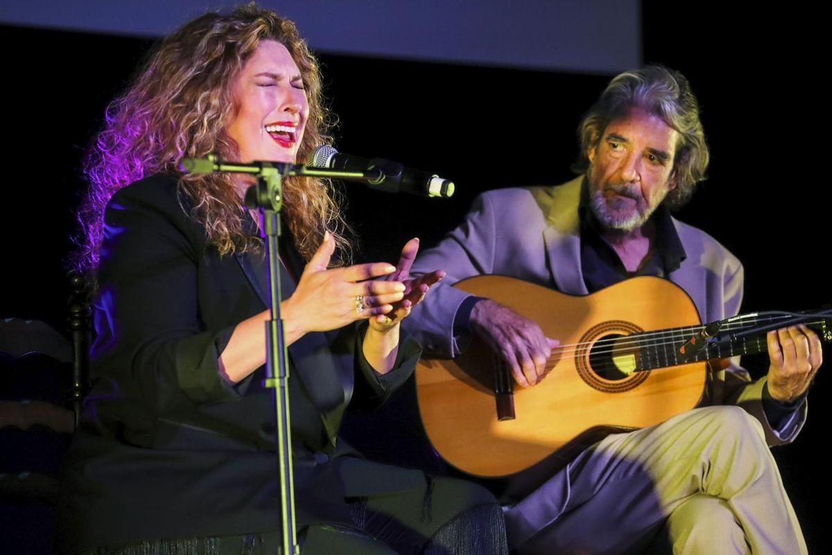 La cantaora Estrella Morente y el guitarrista Rafael Riqueni durante la presentación en Madrid de su nuevo disco 'Estrella y Rafael'.