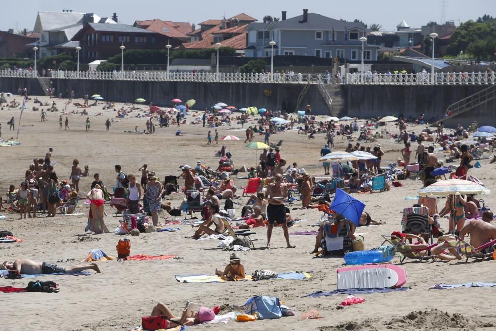 Bañistas en la playa de Salinas