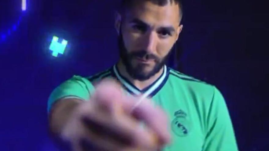 Benzema, con la nueva camiseta de Real Madrid.