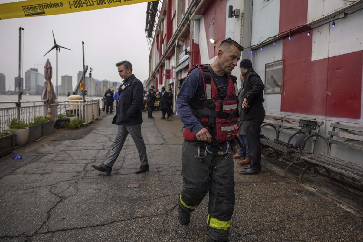 Cinco turistas catalanes y el piloto mueren al caer un helicóptero en el río Hudson de Nueva York