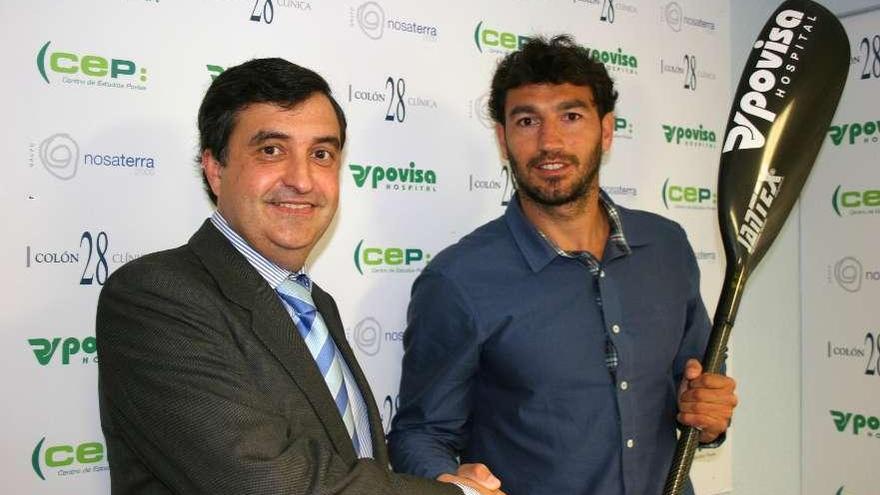 El consejero delegado de Povisa, José Bernardo Silveira, y el palista Carlos Pérez.