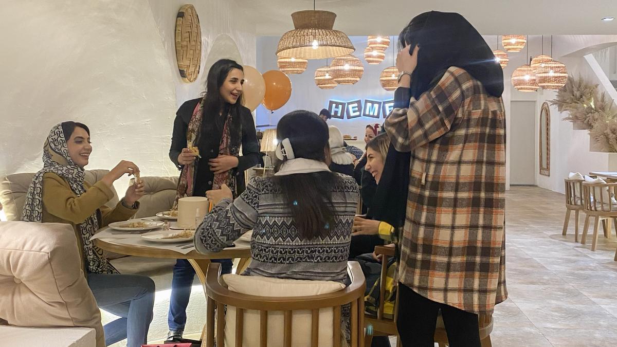 Chicas en un restaurante de Teherán en el que un cartel indicaba la obligatoriedad del uso del velo.