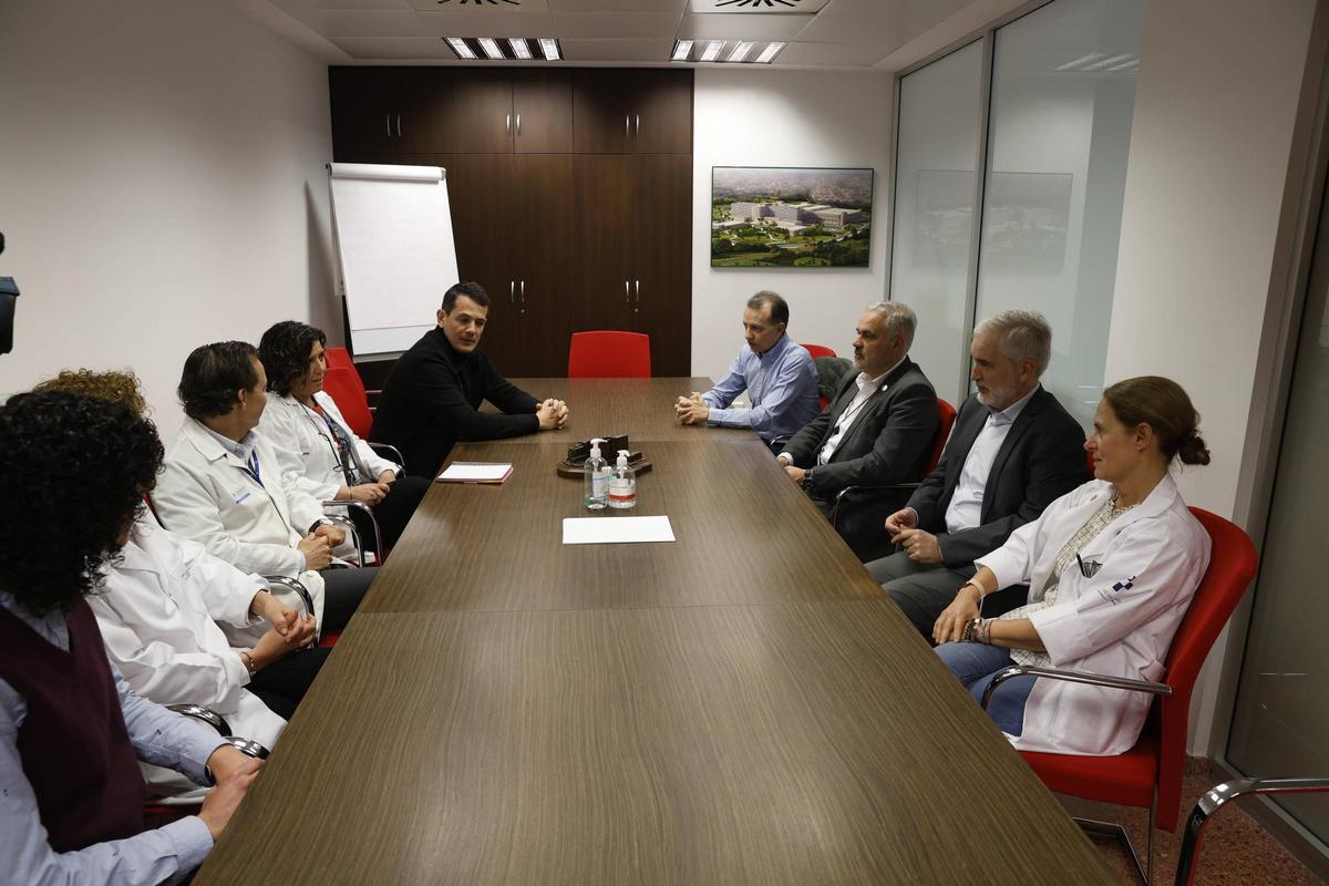 Por la izquierda, Sandra Charro, María Sol Guerra (tapada), Iván Pidal, María José Gómez, Óscar Veiras, Fernando Mancheño, Juan José Alonso, Aquilino Alonso y María Luisa Sánchez, reunidos en el Hospital de Cabueñes.