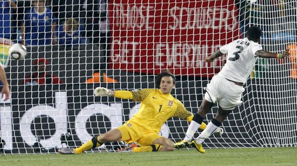 Asamoah Gyan marca per a Ghana el primer penal xiulat en el Mundial de Sud-àfrica.