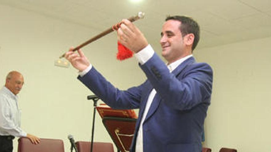 El alcalde de Novetlè cambia la vara de mando por un trabajo