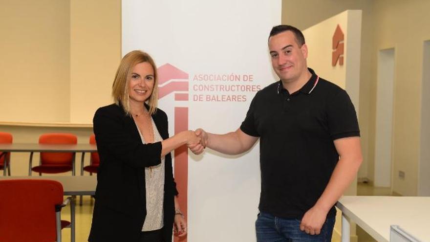 Sandra Verger, directora de la Asociación, con Vicente Bufí, vicepresidente de Vestalia.