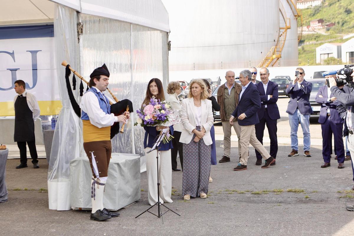 El amadrinamiento del "RG Nora" en el Puerto de Gijón, en imágenes El amadrinamiento del "RG Nora" en el Puerto de Gijón, en imágenes