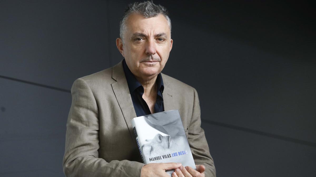 El escritor Manuel Vilas, con su libro &quot;Los besos&quot;