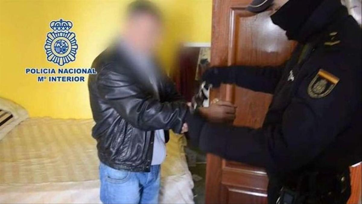 Uno de los detenidos durante la operación policial.