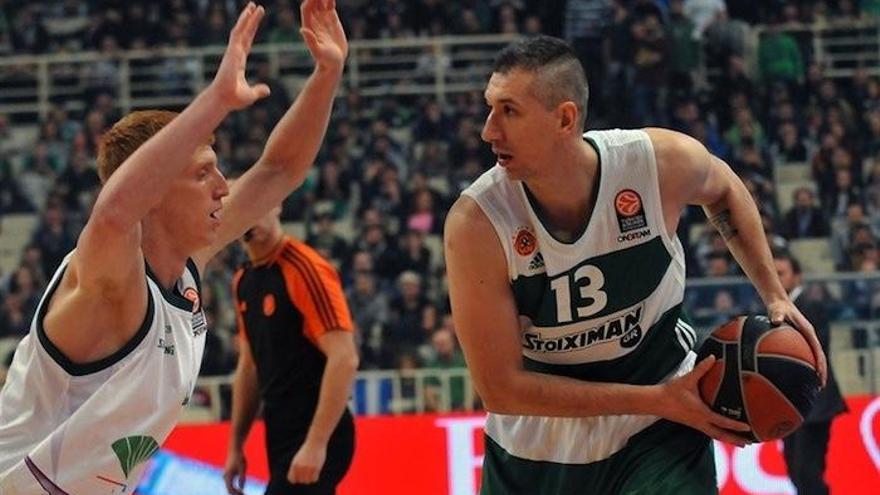 Dimitris Diamantidis, en la imagen junto a Alberto Díaz, visitará hoy por última vez el Martín Carpena.