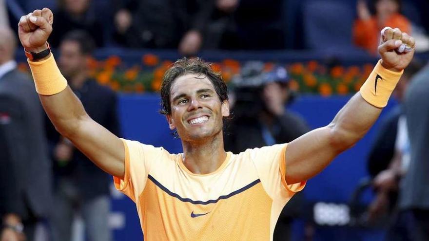 Nadal festeja su victoria en la final del Trofeo Conde de Godó ante Nishikori. // A. Gea