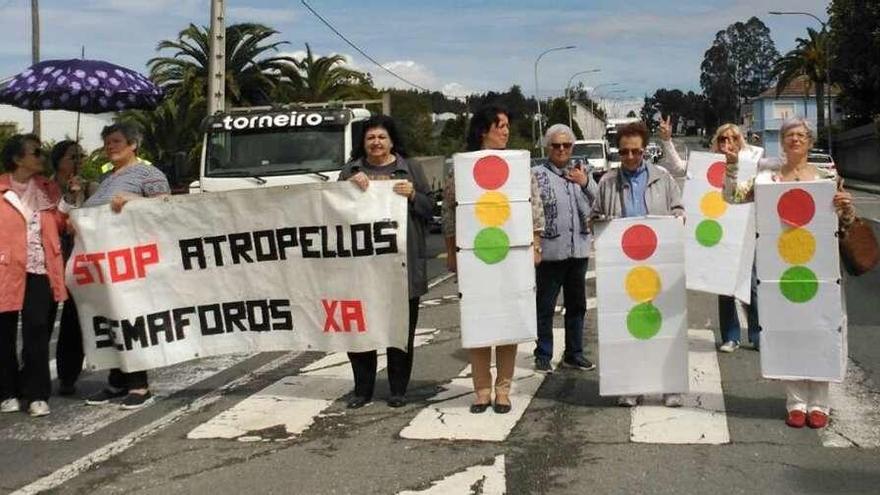 Corte de tráfico, ayer, para exigir mejoras en la seguridad en la N-VI a la altura de Guísamo.