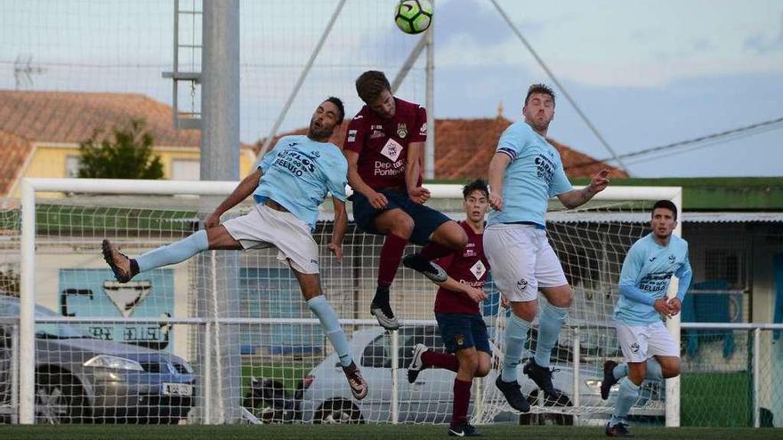 Dos jugadores del Beluso y uno del San Miguel tratan de cabecear el balón. // Gonzalo Núñez