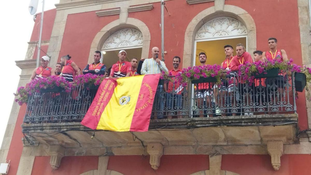 Recepción del alcalde de Bueu, Félix Juncal, al club en el balcón del Concello. |  // FDV